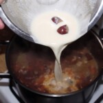 gulasz z kurczaka z frankfurterkami w garnku