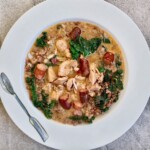 gulasz z kurczaka z frankfurterkami na talerzu