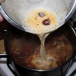 zabielanie gulaszu z kurczaka śmietaną