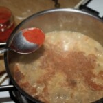 szczypta mielonej papryki na łyżeczce