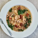 Gulasz z kurczaka z frankfurterkami na talerzu