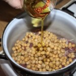 w garnku gotuje się ciecierzyca