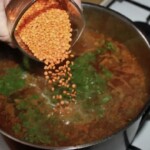 czerwona soczewica sypana jest do garnka z zupą