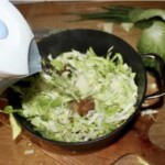 w garnku gotuje się siekana biała kapusta