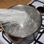 w garnku gotuje się makaron ryżowy