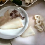 świeże kalmary są oczyszczane