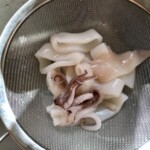 kalmary oczyszczone na durszlaku