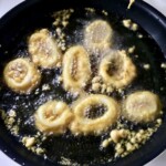 Kalmary w cieście piwnym smażą się w głębokim tłuszczu