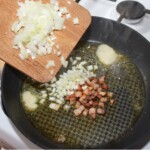 na patelni przygotowywana jest zasmażka do kartoflanki zupy ziemniaczanej