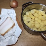 obrane i pokrojone ziemniaki w garnku w wodą