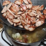przesmażona kiełbasa w plasterkach dodawana jest do garnka z zupą ziemniaczaną kartoflanka