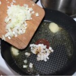 na patelni smaży się cebula i siekana słonina