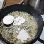 przygotowanie zasmażki na patelni