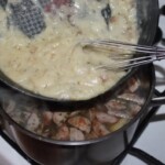 wlewanie zasmażki do kartoflanki zupy ziemniaczanej