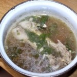 w garnku gotuje się noga indycza