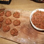 klopsy z indyka leżą na desce kuchennej