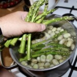 w garnku gotuje się bób oraz zielone szparagi