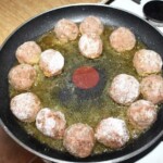 na patelni smażą się klopsy