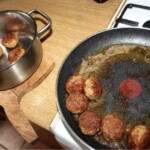 na patelni smażą się klopsy