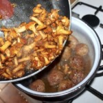 dodawanie grzybów kurek do gulaszu