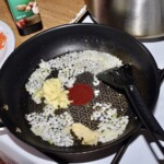 na patelni na maśle smaży się drobno siekana cebula