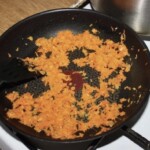 na patelni smaży się starta marchewka