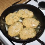 na patelni smażą się Kotlety z soczewicy czerwonej marchewki i imbiru