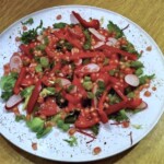 sałatka z granatami na talerzu