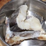 kawałki dorsza ze skórą w garnku