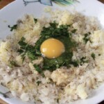 w misce znajduje się farsz na Krokiety z dorsza suszonego i ziemniaków