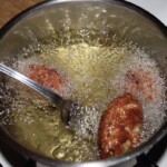 Krokiety z dorsza suszonego smażą się w garnku w głębokim tłuszczu