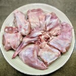 królik podzielony na kawałki na talerzu