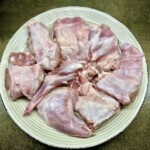 królik pokrojony w kawałki na talerzu