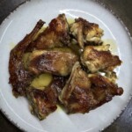 Królik w oliwie duszony na talerzu