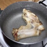 pieczona kość w garnku z gorącą wodą