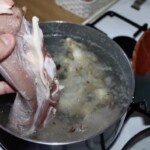kawałek mięsa wkładany jest do garnka z gorącą wodą