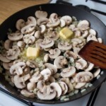 na dużej patelni smaży się drobno siekana cebula i krojone w plastry pieczarki