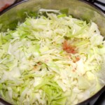 siekana biała kapusta w garnku