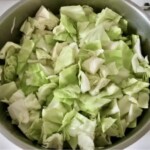 pokrojona w łazanki biała kapusta w garnku