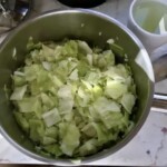 ugotowana siekana biała kapusta w garnku