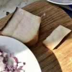 kawałek słoniny wędzonej na desce kuchennej