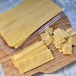 płaty świeżego makaronu lasagne krojone są w kwadraciki o kształcie łazanek