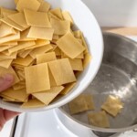 makaron łazanki wrzucany jest do garnka z gotującą się wodą