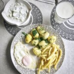 Mizeria ze śmietaną po polsku oraz jajko sadzone na talerzuu z koperkiem