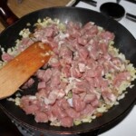 na patelni smaży się dobro posiekana cebula oraz kawałki mięsa