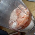 w misce malaksera miksowane jest ciasto na naleśniki