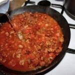 na patelni gotuje się gulasz cielęcy