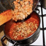 w garnku gotuje się gulasz cielęcy