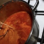 w garnku gotuje się sos paprykowy