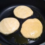 pancakes smażą się na patelni